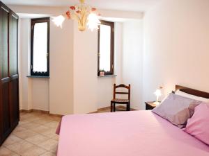 Schlafzimmer mit einem Bett, einem Stuhl und Fenstern in der Unterkunft Apartment Faggio - SBO101 by Interhome in Savona