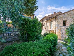 A garden outside Apartment Michelangelo by Interhome