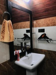 Water Side Residence في نالاثانيا: حمام مع حوض ومرآة