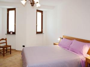サヴォーナにあるApartment Acero - SBO104 by Interhomeのベッドルーム1室(ベッド1台、椅子、窓付)
