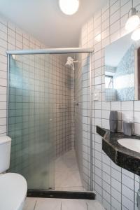 Un baño con ducha, inodoro y lavabo. en Ótimo Flat Bairro da Jaqueira Recife até 3 pessoas O Coração Verde da Cidade PBO902, en Recife