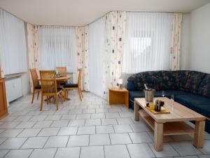 ノルトダイヒにあるApartment Deichblick by Interhomeのリビングルーム(ソファ、テーブル付)