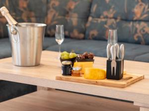 ノルトダイヒにあるApartment Deichblick by Interhomeのワイングラスとテーブルの上に食べ物のトレイ