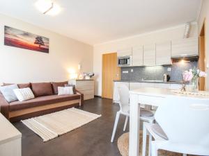 un soggiorno e una cucina con divano e tavolo di Apartment Resident Harrachov B - HRA170 by Interhome a Harrachov