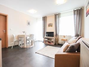 salon z kanapą i stołem w obiekcie Apartment Resident Harrachov B-1 by Interhome w mieście Harrachov +37 zdjęć