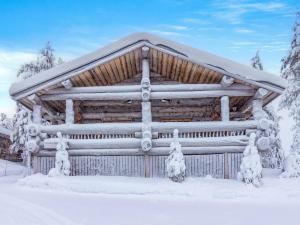 eine Holzhütte mit Schnee auf dem Dach in der Unterkunft Holiday Home Kitka-nokkela by Interhome in Ruka