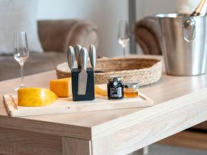 ノルトダイヒにあるApartment Teelke by Interhomeのテーブルの上にハサミとチーズをかけたまな板