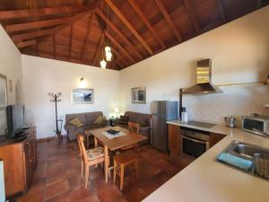 A kitchen or kitchenette at Casa Bayon