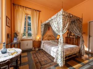 San Giorgio CanaveseにあるApartment Appartamento del Castello by Interhomeのベッドルーム(天蓋付きベッド1台、テーブル付)