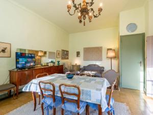 comedor con mesa y sillas en Apartment Appartamento del Castello by Interhome, en San Giorgio Canavese