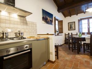 uma cozinha com um fogão e uma sala de jantar em Holiday Home Le Bore - CNG122 by Interhome em Sassi