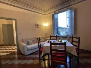 - un salon avec une table et un canapé dans l'établissement Apartment Lancillotto - FLG215 by Interhome, à Finale Ligure