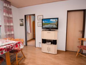 ein Wohnzimmer mit einem TV auf einem Stand in der Unterkunft Holiday Home Wind by Interhome in Norddeich