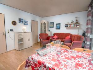 ein Wohnzimmer mit einem Tisch und einem Sofa in der Unterkunft Holiday Home Wind by Interhome in Norddeich