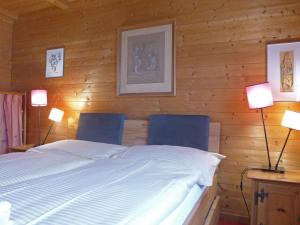 溫根的住宿－米奧克度假屋，一间卧室配有一张带两把蓝色椅子和两盏灯的床。