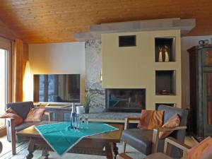 溫根的住宿－米奧克度假屋，客厅配有桌子和壁炉