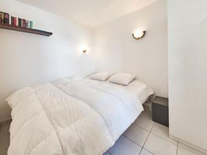 Postel nebo postele na pokoji v ubytování Apartment Zinal 204 by Interhome