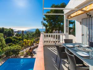 balcón con mesa y sillas y piscina en Holiday Home Villa Alegria by Interhome, en Frigiliana