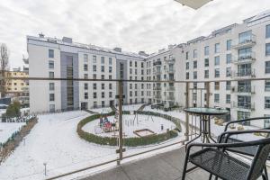 una vista dal balcone di un condominio di Langgarten Apartments by Little Heaven a Danzica