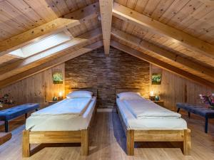 Ένα ή περισσότερα κρεβάτια σε δωμάτιο στο Chalet Chalet Venus by Interhome