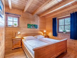 Ένα ή περισσότερα κρεβάτια σε δωμάτιο στο Chalet Chalet Venus by Interhome