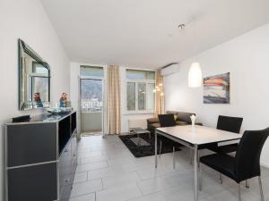 een keuken en eetkamer met een tafel en stoelen bij Apartment Victoria View by Interhome in Interlaken