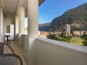 een balkon met uitzicht op de stad bij Apartment Victoria View by Interhome in Interlaken