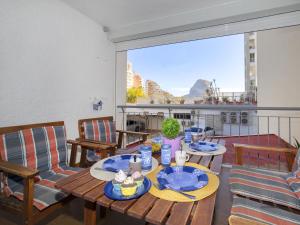 uma mesa com placas azuis no topo de uma varanda em Apartment Europa I by Interhome em Calpe