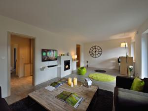 un salon avec un canapé et une table dans l'établissement Cottage 1956 - Maison d'hôtes, à Trois-Épis