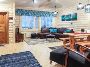 un salon avec un canapé et une table dans l'établissement Holiday Home Lassinmaja by Interhome, à Hara