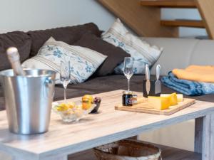 einen Couchtisch mit einem Tablett mit Käse und Weingläsern in der Unterkunft Holiday Home Aquantis by Interhome in Norddeich