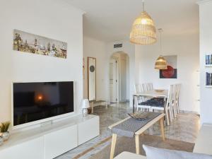 un salon avec une grande télévision et une table dans l'établissement Apartment Lorcrisur by Interhome, à Marbella