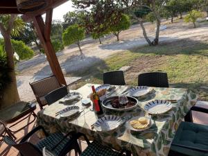 Monte Velho - Country House في Canha: طاولة مع أطباق من الطعام على الفناء