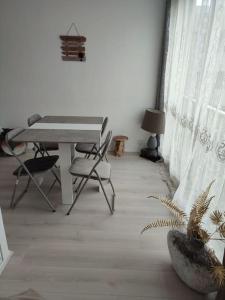 une chambre avec une table, une chaise et une plante dans l'établissement studio avec piscine, à Gruissan