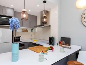 una cucina con banconi bianchi e piano di lavoro bianco di Apartment Lotus by Interhome a Blanes