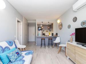 un soggiorno con divano e una cucina di Apartment Lotus by Interhome a Blanes