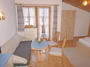 ein Wohnzimmer mit einem Sofa, einem Tisch und Stühlen in der Unterkunft Apartment Quadratsch by Interhome in Pians