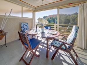 una sala da pranzo con tavolo, sedie e finestra di Apartment Zeus by Interhome a Calpe