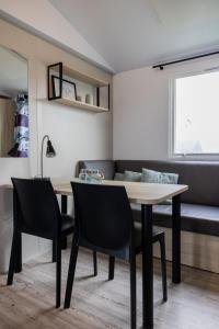 uma sala de jantar com mesa e cadeiras em Holiday Home Natuurlijk de Veenhoop by Interhome em De Veenhoop