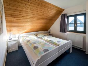 um quarto com uma cama e um tecto em madeira em Holiday Home Holiday Hill 55 by Interhome em Čistá