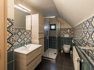 y baño con lavabo, ducha y aseo. en Holiday Home Holiday Hill 55 by Interhome en Čistá