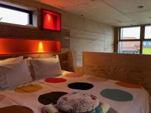 - une chambre avec un grand lit et un tapis dans l'établissement Lådfabriken, à Edshultshall