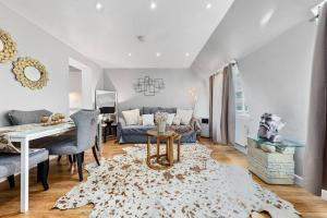 a living room with a table and a couch at Luxury 3 Bedroom Flat in Mayfair London HY4 in London