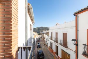 desde el balcón de una calle con edificios en Casa Margarita, en Cañete la Real