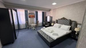 - une chambre avec un grand lit dans l'établissement Gumbaz Luxury hotel, à Boukhara