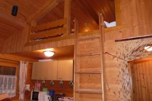 - une mezzanine dans la cuisine d'une cabane en rondins dans l'établissement Blockhaus in der Schorfheide, à Strehlow