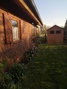 una casa con un patio al lado de un edificio en Blockhaus in der Schorfheide, en Strehlow