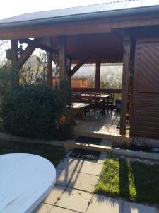 un pabellón de madera con mesa de picnic y banco en Blockhaus in der Schorfheide, en Strehlow