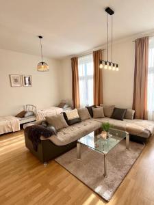 sala de estar con sofá y mesa de cristal en Apartment Olivia - Old Town, en Bratislava