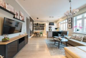 uma sala de estar com um sofá e uma mesa em Dom & House - Apartment Monte Cassino 49 Supreme em Sopot